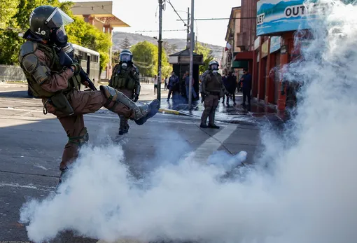 Riot policemen clash with demonstrators during protests in Valparaiso, Chile, on October 20, 2019. — Fresh clashes broke out in Chile's capital Santiago on Sunday after two people died when a supermarket was torched overnight as violent protests sparked by anger over economic conditions and social inequality raged into a third day.