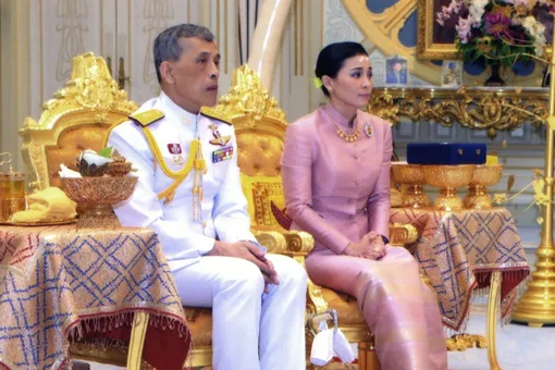 Король Таиланда женился на главе своей охраны. Теперь она носит титул королевы