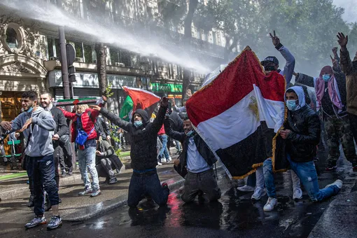 В Париже прошла несанкционированная акция в поддержку Палестины. Полиция применила слезоточивый газ и водометы