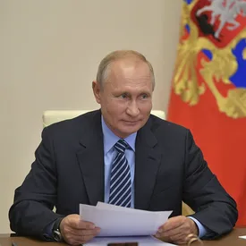 Семилетний школьник написал письмо Путину и попросил на Новый год акции «Газпрома». Ему вручили тульский пряник и портрет президента с автографом