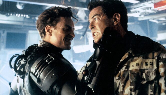 Густав Грейвз в «Умри, но не сейчас», 2002 год. Густав Грейвз Die Another Day 2002 Everett