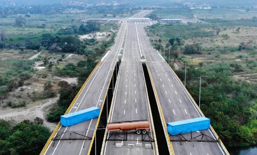 Вооруженные силы Венесуэлы перекрыли мост Tienditа, граничащий с Колумбией, чтобы не допустить доставку гуманитарной помощи из США. О готовности принять помощь заявил оппозиционный политик Хуан Гуайдо, объявивший себя исполняющим обязанности президента. Президент Венесуэлы Николас Мадуро считает его планы «провокацией».
