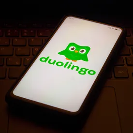 Duolingo увольняет переводчиков. Бывший работник жалуется в соцсетях, что потерял работу из-за ИИ Duolingo увольняет переводчиков. Бывший работник жалуется в соцсетях, что потерял работу из-за ИИ