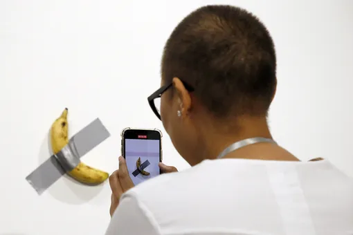 Художника Маурицио Каттелана обвинили в плагиате в отношении инсталляции с приклеенным к стене бананом