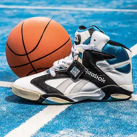 Идеальный подарок сникерхеду: история кроссовок от культового журнала Sneaker Freaker