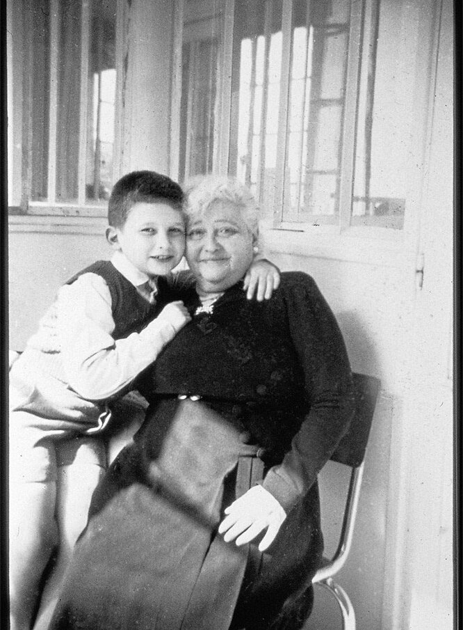 Жан-Поль Готье с бабушкой