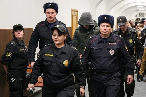 Пятерых полицейских, обвиняемых по делу Голунова, арестовали. Вину частично признал только один из них
