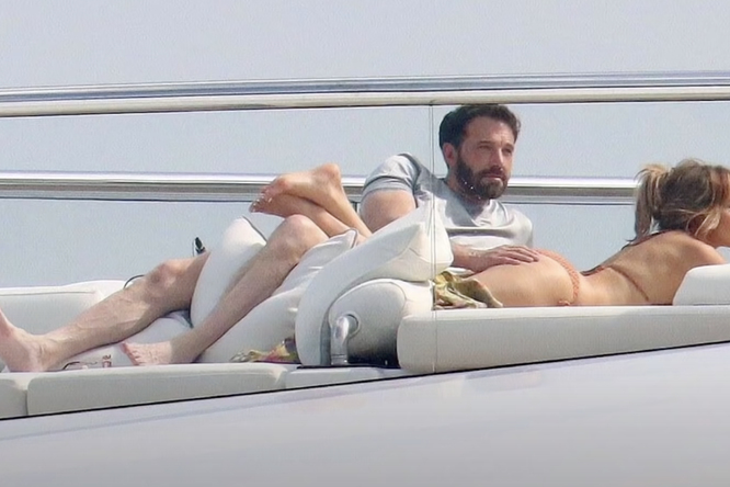 Бен Аффлек наслаждался отдыхом на яхте с Дженнифер Лопес. Но даже в такой идиллической обстановке он не изменил себе и стал героем грустных мемов