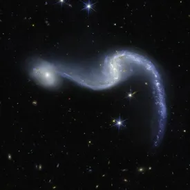 Телескоп «Евклид» запечатлел галактику, похожую на рождественскую гирлянду