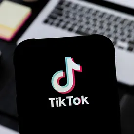 Би-Би-Си: TikTok зарабатывает на сексуализированных трансляциях с участием детей