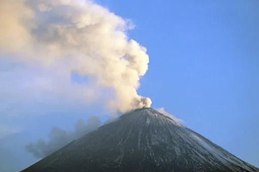 На Кaмчатке вулкан Шивелуч выбросил стoлб пеплa высотой 3 километра