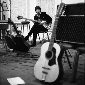 Гитару Джона Леннона из фильма Help! продадут на аукционе