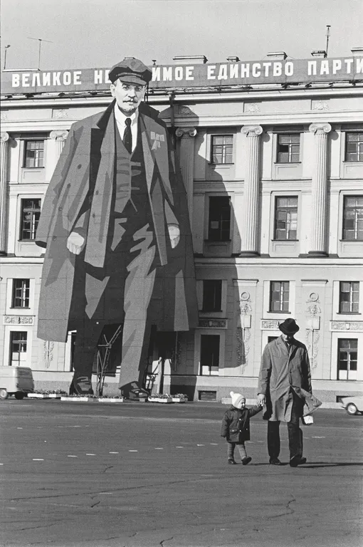 Портрет Ленина на фасаде здания Штаба Гвардейского корпуса. Ленинград, СССР, 1973