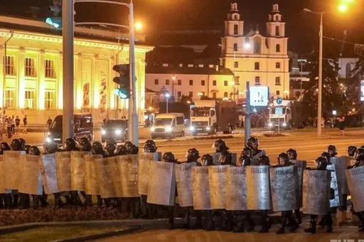 МВД Беларуси сообщило о погибшем участнике протеста в Минске. Он пытался бросить взрывное устройство в сторону бойцов спецназа