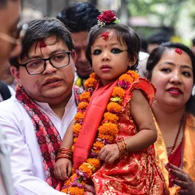 В Непале 2-летнюю девочку избрали в качестве новой живой богини. Ей поклоняются индуисты и буддисты В Непале 2-летнюю девочку избрали в качестве новой живой богини. Ей поклоняются индуисты и буддисты