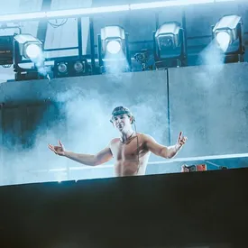 Американец ушел с офисной работы и стал популярным диджеем: «Я зарабатываю за одно шоу больше, чем за всю свою бухгалтерскую карьеру»