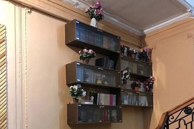 Власти Петербурга потребовали убрать библиотеку, сделанную местной жительницей в собственной парадной 