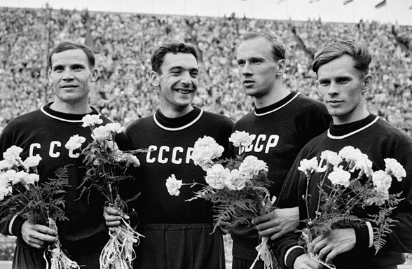 Советские легкоатлеты Борис Токарев, Лев Каляев, Леван Санадзе и Владимир Сухарев — серебряные призеры Олимпиады в эстафете 4х100 метров, Хельсинки, 1952 год.