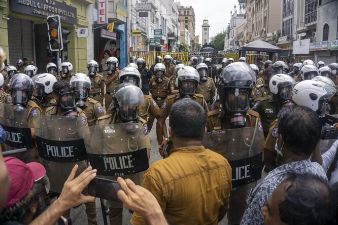 В ходе протестов в Шри-Ланке пострадали более 100 человек. Президент и премьер-министр объявили о готовности уйти в отставку
