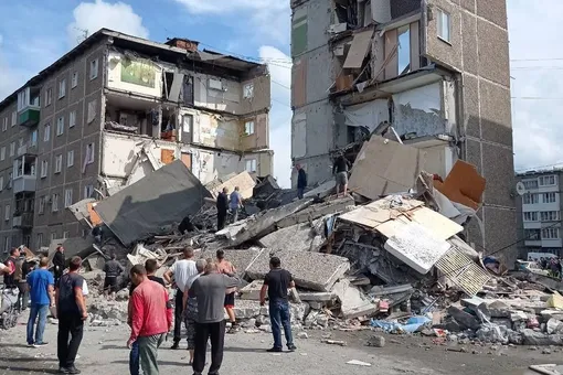 В Нижнем Тагиле обрушилось два подъезда жилого пятиэтажного дома. По предварительным данным, пострадали семь человек, среди них пятеро детей В Нижнем Тагиле обрушилось два подъезда жилого пятиэтажного дома. По предварительным данным, пострадали семь человек, среди них пятеро детей