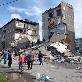 В Нижнем Тагиле обрушилось два подъезда жилого пятиэтажного дома. По предварительным данным, пострадали семь человек, среди них пятеро детей