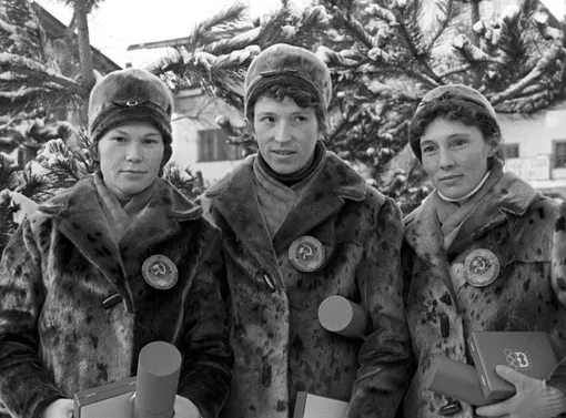 Советские лыжницы Евдокия Мекшило, Клавдия Боярских и Алевтина Колчина, взявшие золото в эстафете 3х5 километров на зимних Олимпийских играх в Инсбруке, 1964 год.