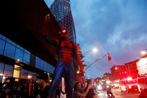 Человек-паук на протестах в Нью-Йорке