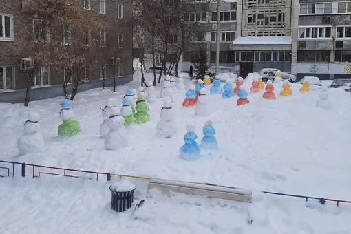 «Пришла идея — открыть мини-город». Житель Уфы слепил 36 снеговиков за 6 часов