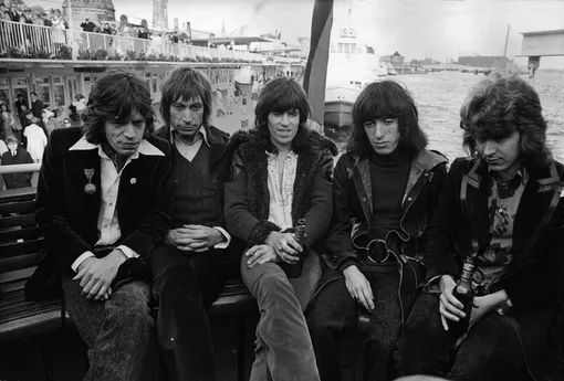 m Hamburger Hafen während ihrer Deutschland-Tournee (v.l.n.r.): Sänger Mick Jagger (mit Orden), Schlagzeuger Charlie Watts, Gitarrist Keith Richards (mit Bierflasche), Bassist Bill Wyman und Gitarrist Mick Taylor auf einer Barkasse vor den Landungsbrücken- 15.09.1970. (Photo by