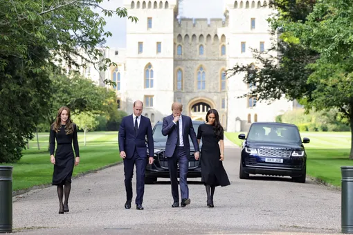 Принц Гарри, Меган Маркл, принц Уильям и Кейт Миддлтон встретились у Виндзора. Они собрались вместе впервые за два года, чтобы почтить память королевы