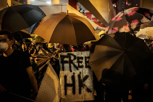 В Гонконге на людей в метро напала вооруженная толпа. Они избили тех, кто возвращался с митинга