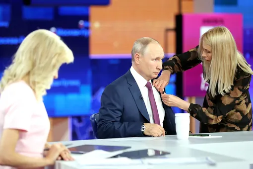 Владимир Путин проводит 18-ю «Прямую линию». Видеотрансляция