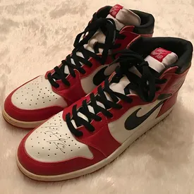 Кроссовки Air Jordan 1 с подписью Майкла Джордана продают за $1 миллион Кроссовки Air Jordan 1 с подписью Майкла Джордана продают за $1 миллион