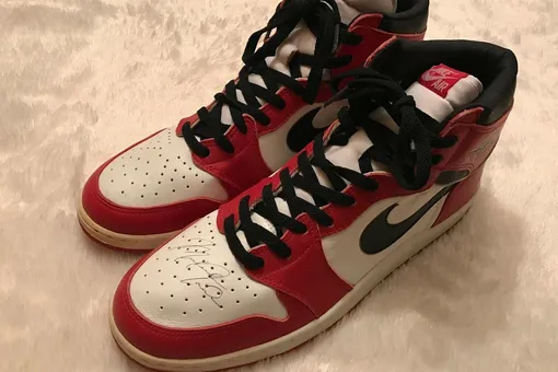 Кроссовки Air Jordan 1 с подписью Майкла Джордана продают за $1 миллион