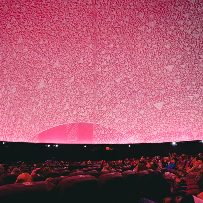 Куда сходить в выходные: от планетария до андеграунда и новогодних спектаклей