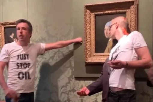 В Гааге экоактивист попытался приклеить свою голову к картине «Девушка с жемчужной сережкой» Яна Вермеера