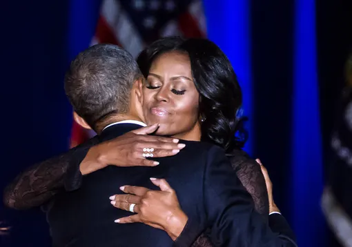 Президент США Барак Обама и первая ЛЕДИ Мишель Обама танцуют во время инаугурационного приема в конференц-центре Уолтера Вашингтона 21 января 2013 в Вашингтоне. В тот день начался второй президентский срок Барака.