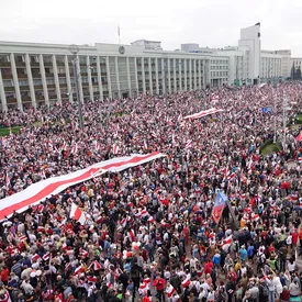 Лукашенко с сыном в бронежилетах с автоматами, 150 тысяч митингующих в Минске и ни одного задержания: 15-й день протестов в Беларуси Лукашенко с сыном в бронежилетах с автоматами, 150 тысяч митингующих в Минске и ни одного задержания: 15-й день протестов в Беларуси