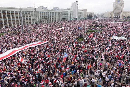 Лукашенко с сыном в бронежилетах с автоматами, 150 тысяч митингующих в Минске и ни одного задержания: 15-й день протестов в Беларуси