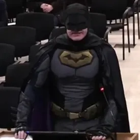 «Бэтмен» пришел на заседание городского совета в Калифорнии и раскритиковал власти из-за ICE