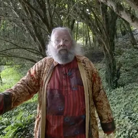 Тиктокер делает обзоры на YouTube-видео, которые почти никто не смотрит. Благодаря ему их авторы становятся популярными и находят новых подписчиков