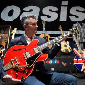 Знаменитую гитару, которую Лиам Галлахер разбил в ночь распада Oasis, могут продать на аукционе за £500 тысяч