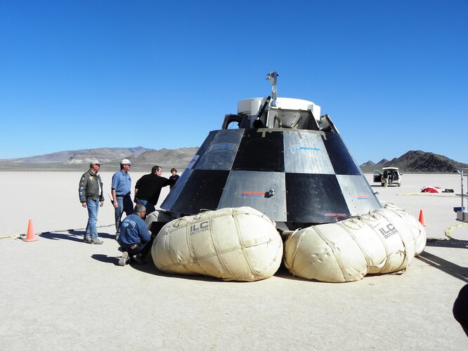 В отличие от всех более ранних американских космических кораблей, CST-100 Starliner от Boeing будет садиться не в море, а на сушу, смягчая удар при посадке при помощи «подушек безопасности» под днищем В отличие от всех более ранних американских космических кораблей, CST-100 Starliner от Boeing будет садиться не в море, а на сушу, смягчая удар при посадке при помощи «подушек безопасности» под днищем.