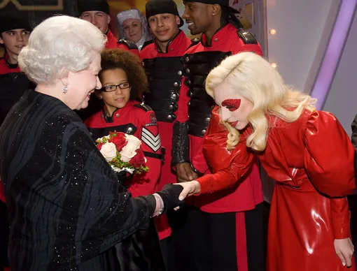 Леди Гага и королева Елизавета II, 2009