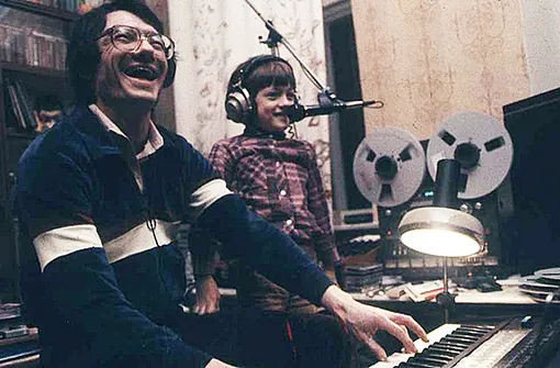 Юрий Чернавский c сыном в студии в Москве, 1982.