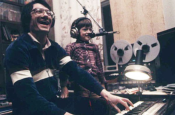Юрий Чернавский c сыном в студии в Москве, 1982.