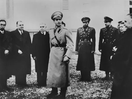 Вступление на престол Мохаммеда Реза-шаха, 16 сентября 1941 года. Слева — члены правительства, справа — брат шаха Али Реза и Теймур Бахтияр