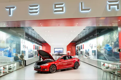 Илон Маск представил обновленную версию Tesla Model S. В машине можно играть в Cyberpunk, а Стивен Кинг уже захотел ее купить