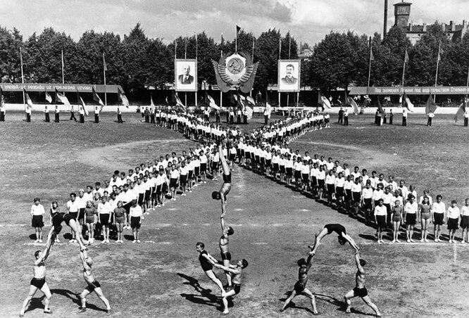 Спортивный парад в честь 10-летия Латышской ССР