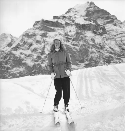 American film actress and dancer Rita Hayworth skiing during her winter holiday at Murren, Switzerland in 1949. (Photo by )
